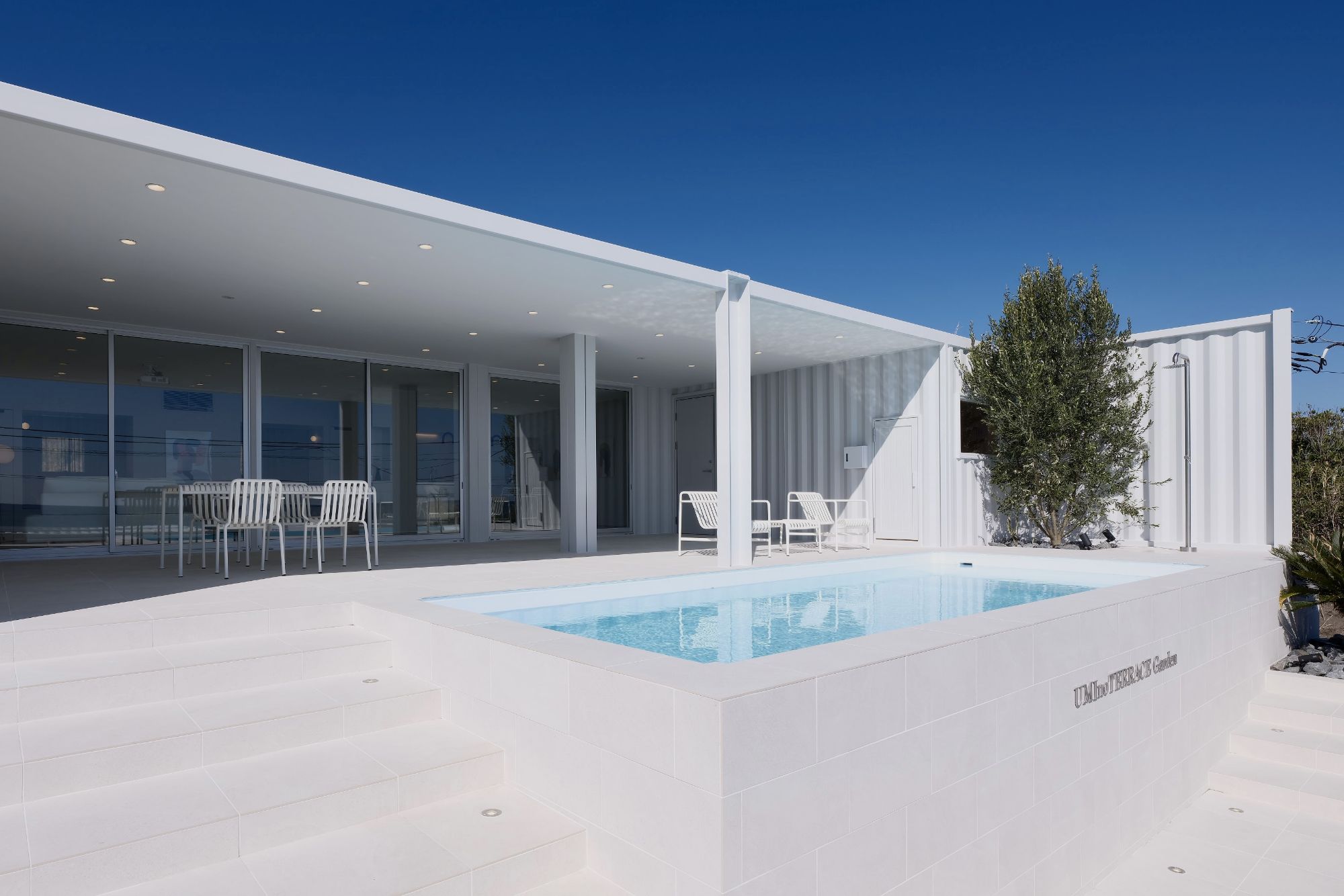 青空に映えるUMInoTERRACE Garden